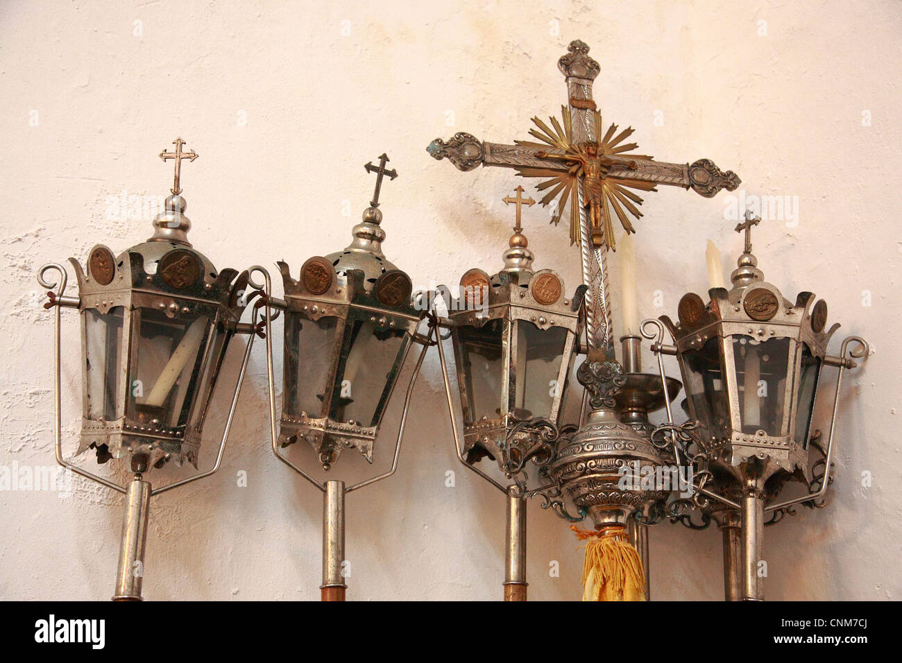 Oggetti religiosi. Lanterne e crocifisso Foto stock - Alamy