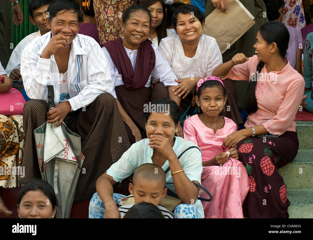 Birmano gruppo familiare, Shwedagon pagoda, Rangoon, la Birmania. Myanmar Foto Stock