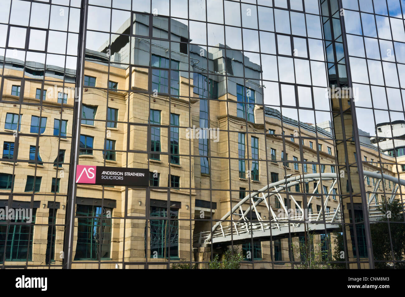 Anderson Strathearn Solicitors Edimburgo, Scozia, con edifici legali e finanziari che si riflettono nelle finestre. Foto Stock