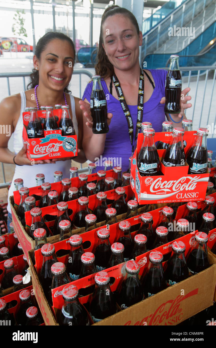 Miami Florida,Little Havana,Marlins Park,nuovo stadio professionale di baseball,ballpark,Major League,Fanfest,open house,Coca Cola,bottiglie,Classic,colletti Foto Stock
