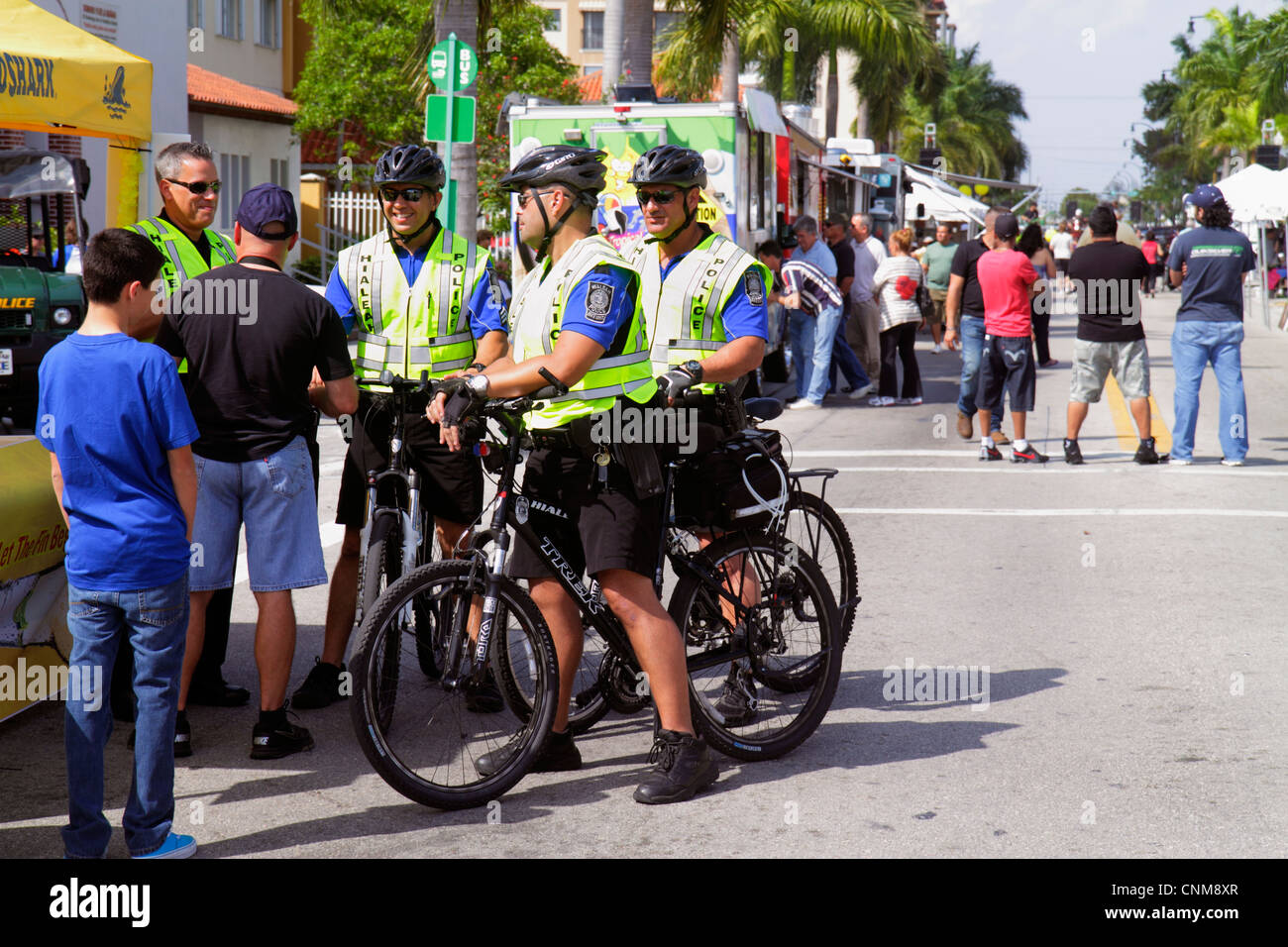 Miami Florida,Hialeah,Palm Avenue,Art on Palm,fiera,festival,pattuglia ciclistica,polizia,poliziotti,FL120311211 Foto Stock
