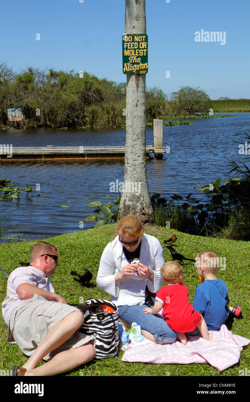 Fort ft. Lauderdale Florida, Everglades Wildlife Management Area, Everglades Holiday Park, famiglia genitori genitori bambini, pic-nic, acqua, sig Foto Stock