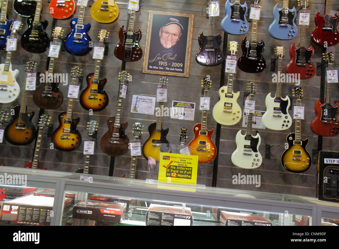 Il Sam Ash negozi musicali Strumenti musicali store, 333 W. 34th Street,  Manhattan, New York, Stati Uniti Foto stock - Alamy