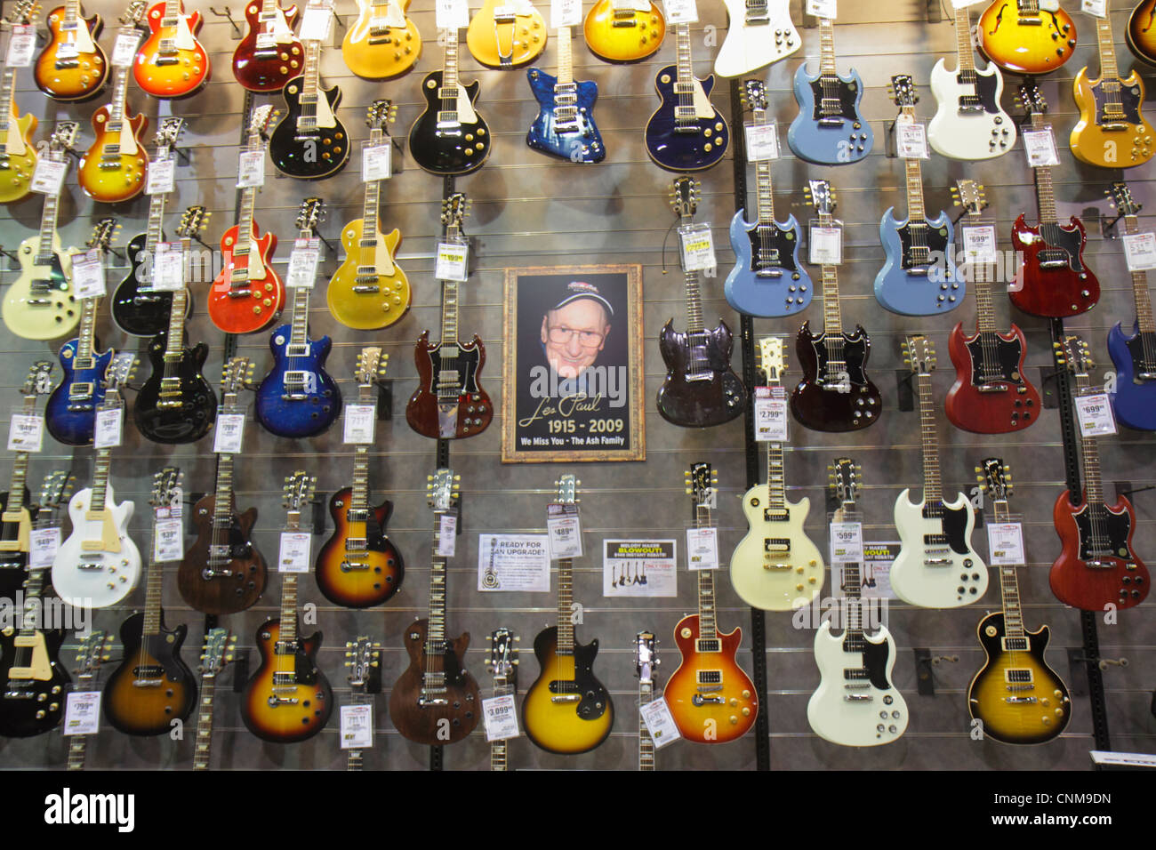 Miami Florida,Sweetwater,Dolphin Mall,Sam Ash Music,strumenti musicali,chitarre elettriche,vendita vetrina,Les Paul,inventore,ritratto,shopping shopper Foto Stock