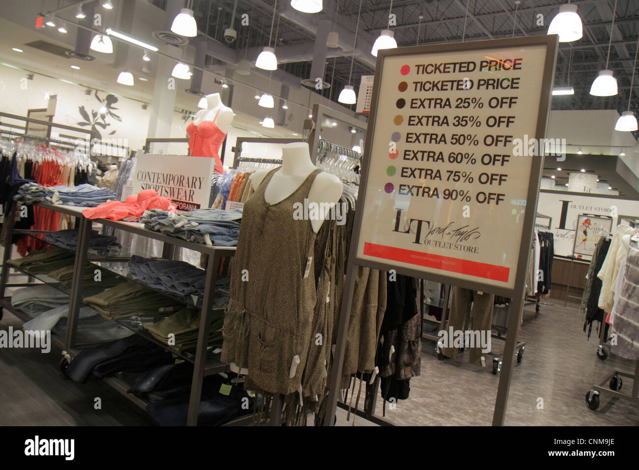 Miami Florida,Sweetwater,Dolphin Mall,Lord \u0026 Taylor Outlet Store,vendita  esposizione,lusso,abbigliamento,accessori,segno,sconto,speciale,donna,uomo,segno,spe  Foto stock - Alamy