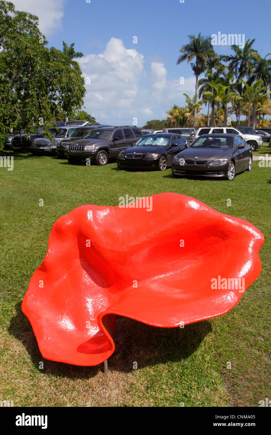 Miami Florida, Coral Gables, Fairchild Tropical Gardens, acqua, palme, auto parcheggiate, gigantesco petalo di rose rosse, artista Will Ryman, visitatori in viaggio Foto Stock