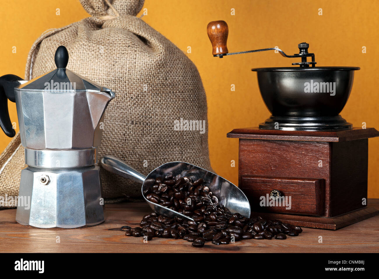 Still Life foto di una caffettiera moka o pentola con la tradizionale macina caffè hessian sack e chicchi di Arabica in uno scoop. Foto Stock