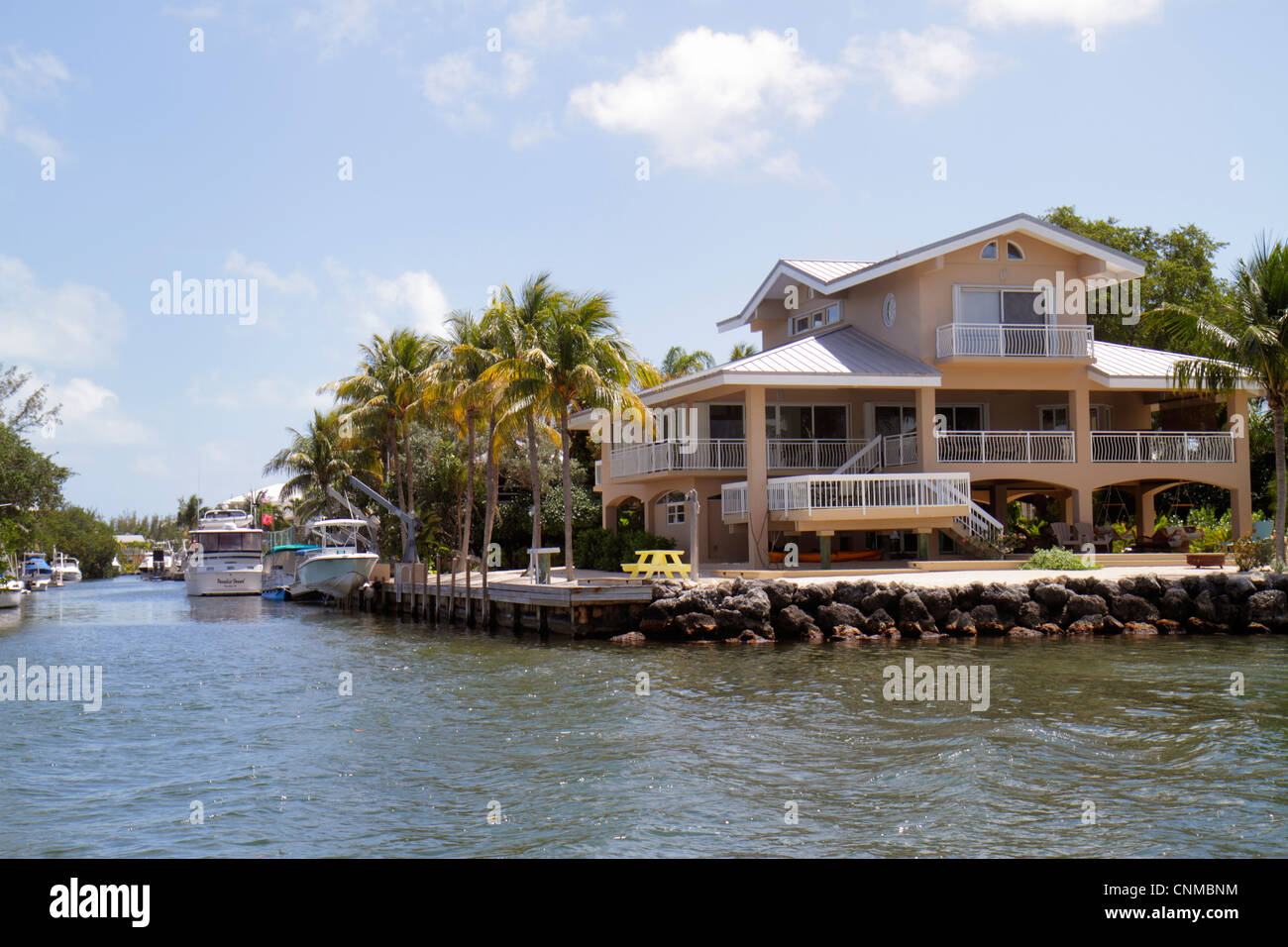 Florida Upper Key Largo Florida Keys, Blackwater Sound, Florida Bay, case sul lungomare, case, palme, barca, yacht, FL120331035 Foto Stock