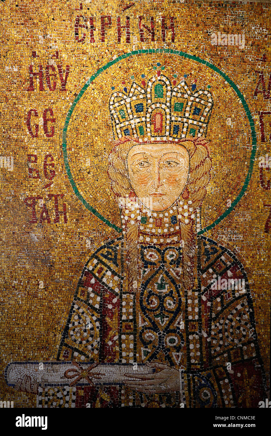 Mosaico di imperatrice Irene tenendo un scorrimento, Hagia Sophia, Istanbul, Turchia, Europa Foto Stock