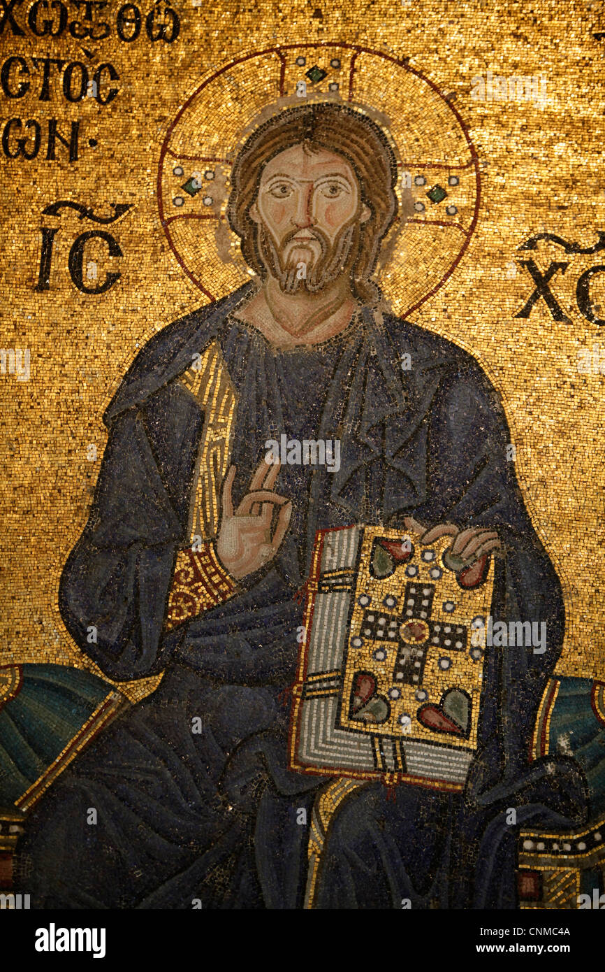 Mosaico di Gesù benedizione e tenendo la Bibbia, Hagia Sophia, Istanbul, Turchia, Europa Foto Stock