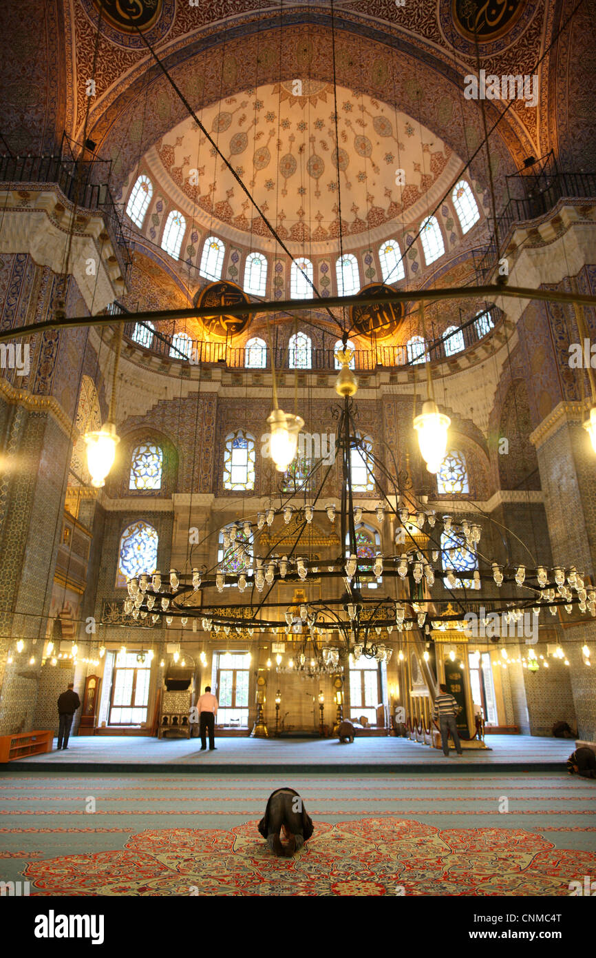 Uomo che prega nella nuova moschea, Istanbul, Turchia, Europa Foto Stock
