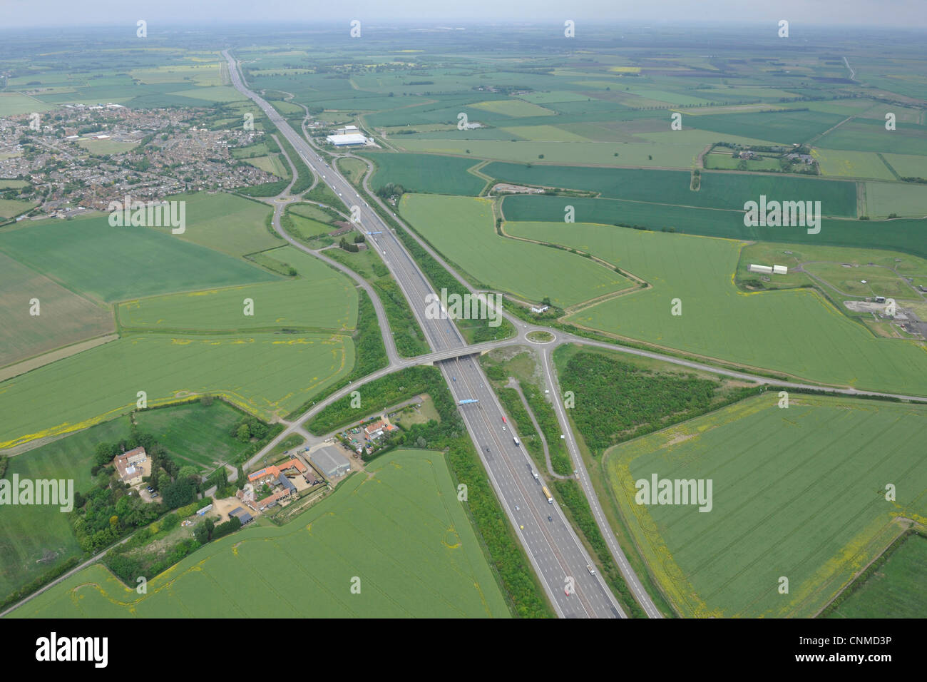 Fotografia aerea di A1M e B 1043 con Sawtry in background guardando verso Peterborough Foto Stock