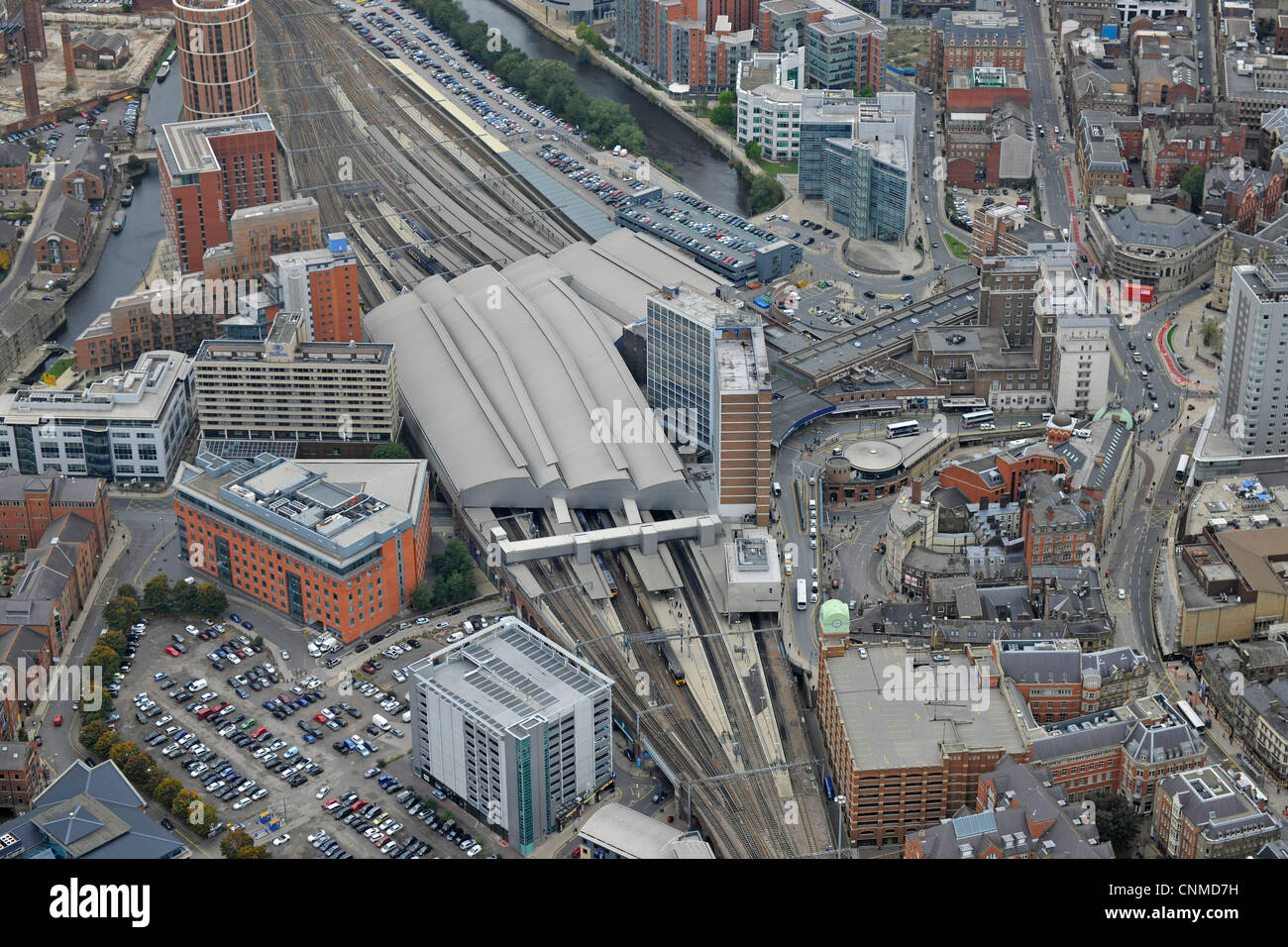 Fotografia aerea mostra Leeds stazione ferroviaria e la zona circostante. Foto Stock