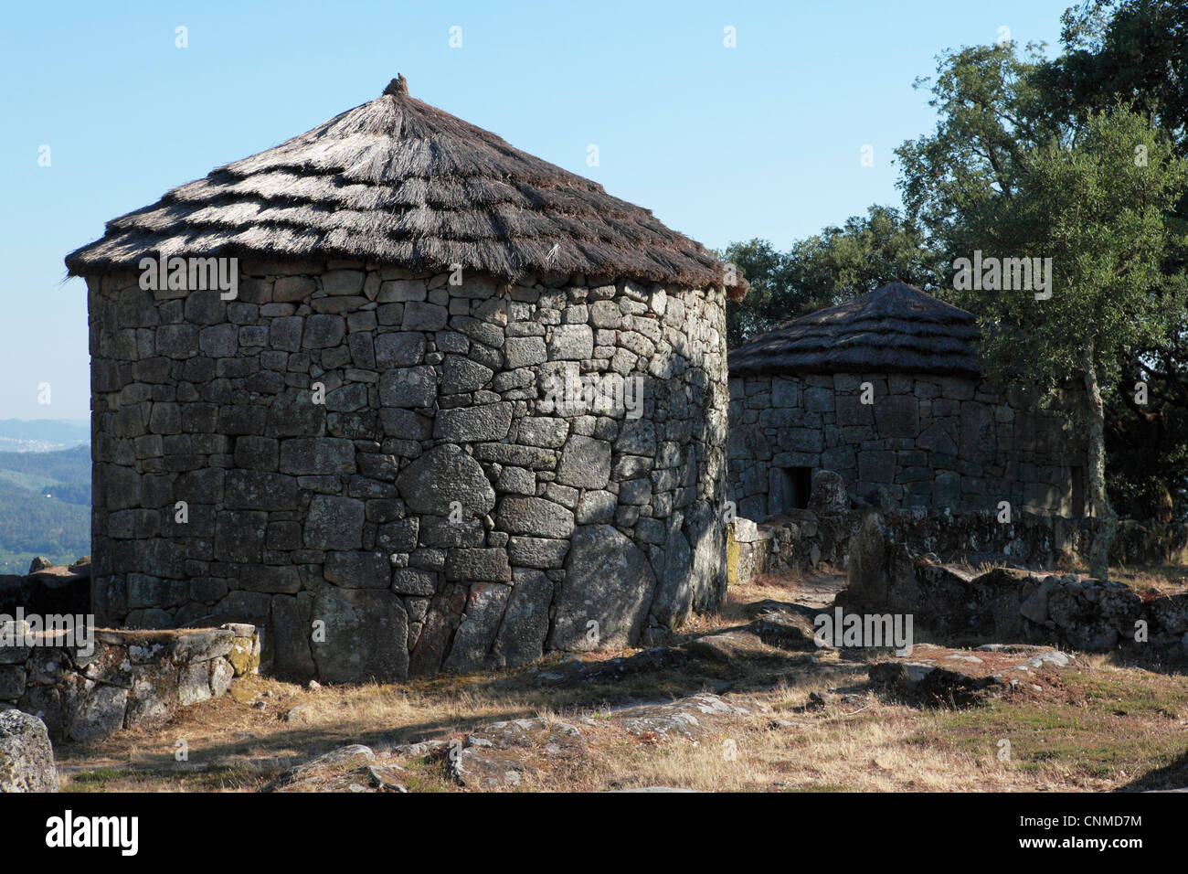 Ricostruito case rotonde in Celtic hill insediamento che risale all'età del ferro a Citania de Briteiros, Minho, Portogallo, Europa Foto Stock