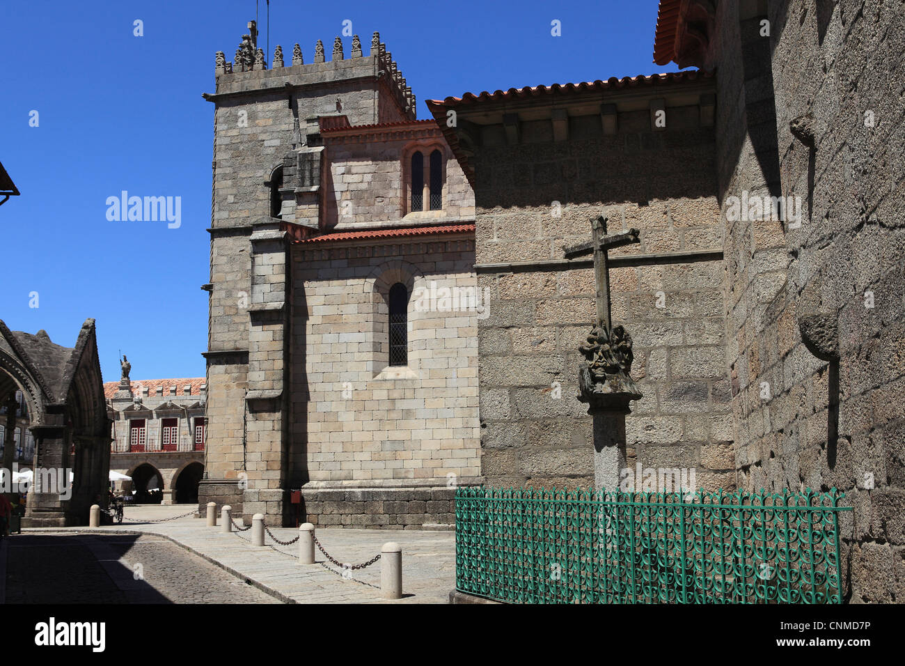 La chiesa di Nostra Signora di Oliveira e largo da Oliveira, Minho, Portogallo, Europa Foto Stock