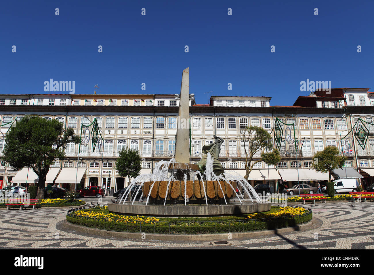 La Fonte artistica fontana sul largo de La Fontaine pubblica piazza a Guimaraes, Minho, Portogallo, Europa Foto Stock