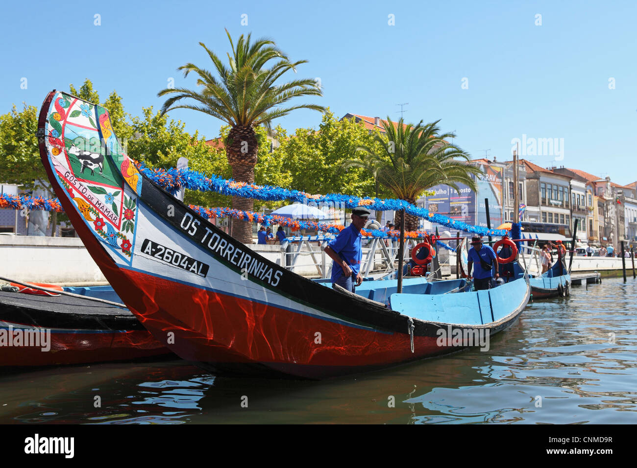 L'equipaggio si prepara un colorato Moliceiro barca per un tour lungo i canali di Aveiro, Beira Litoral, Portogallo, Europa Foto Stock