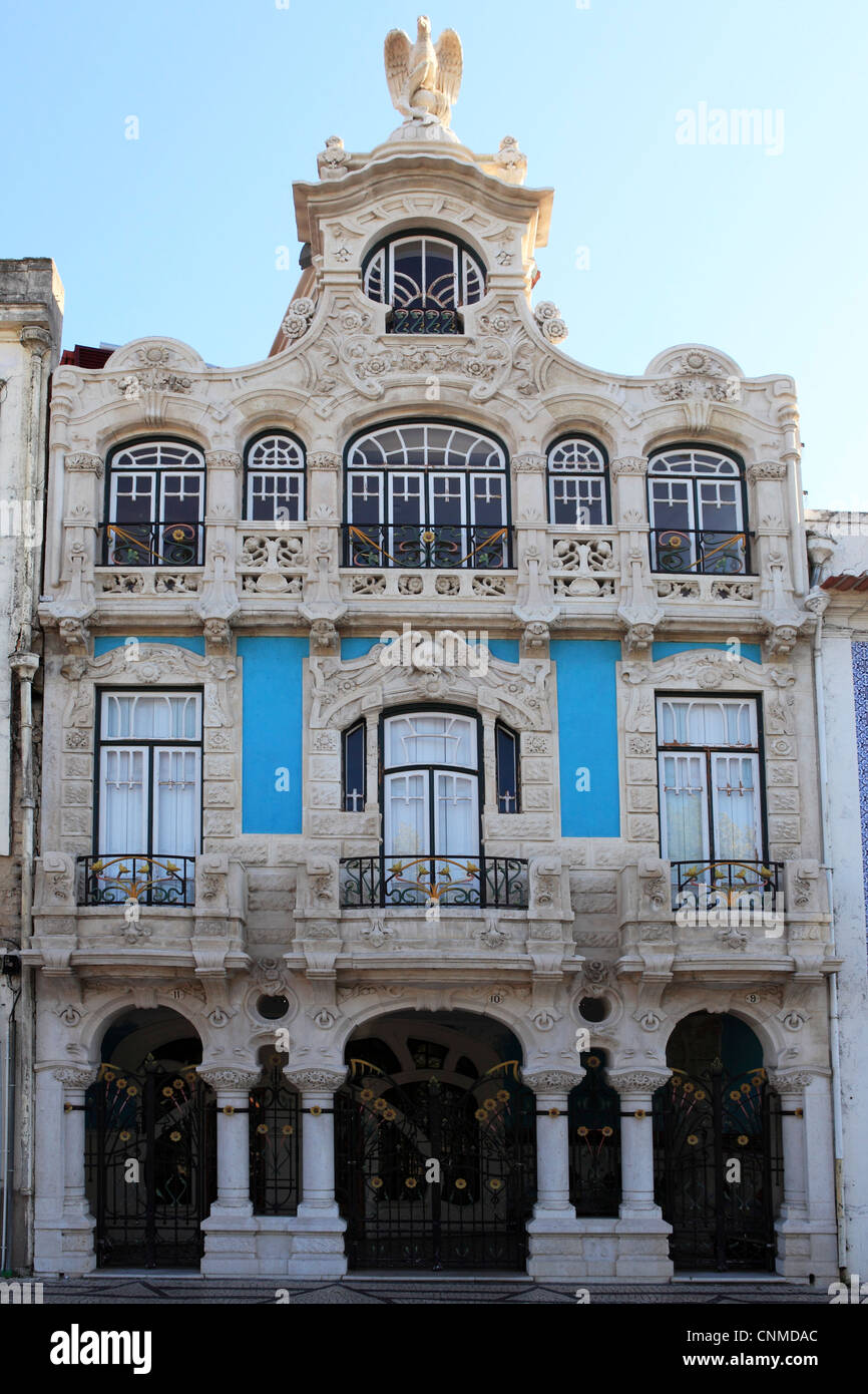 La facciata ornata di uno dei molti stile Art Nouveau edifici, Beira Litoral, Portogallo, Europa Foto Stock