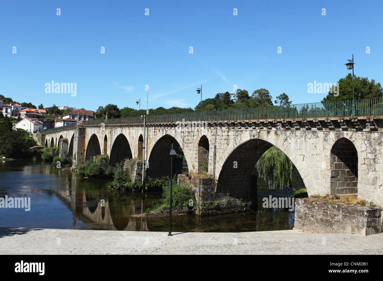 Il arcuata medievale ponte in pietra che attraversa il fiume Lima presso la cittadina di Ponte da Barca, Minho, Portogallo, Europa Foto Stock