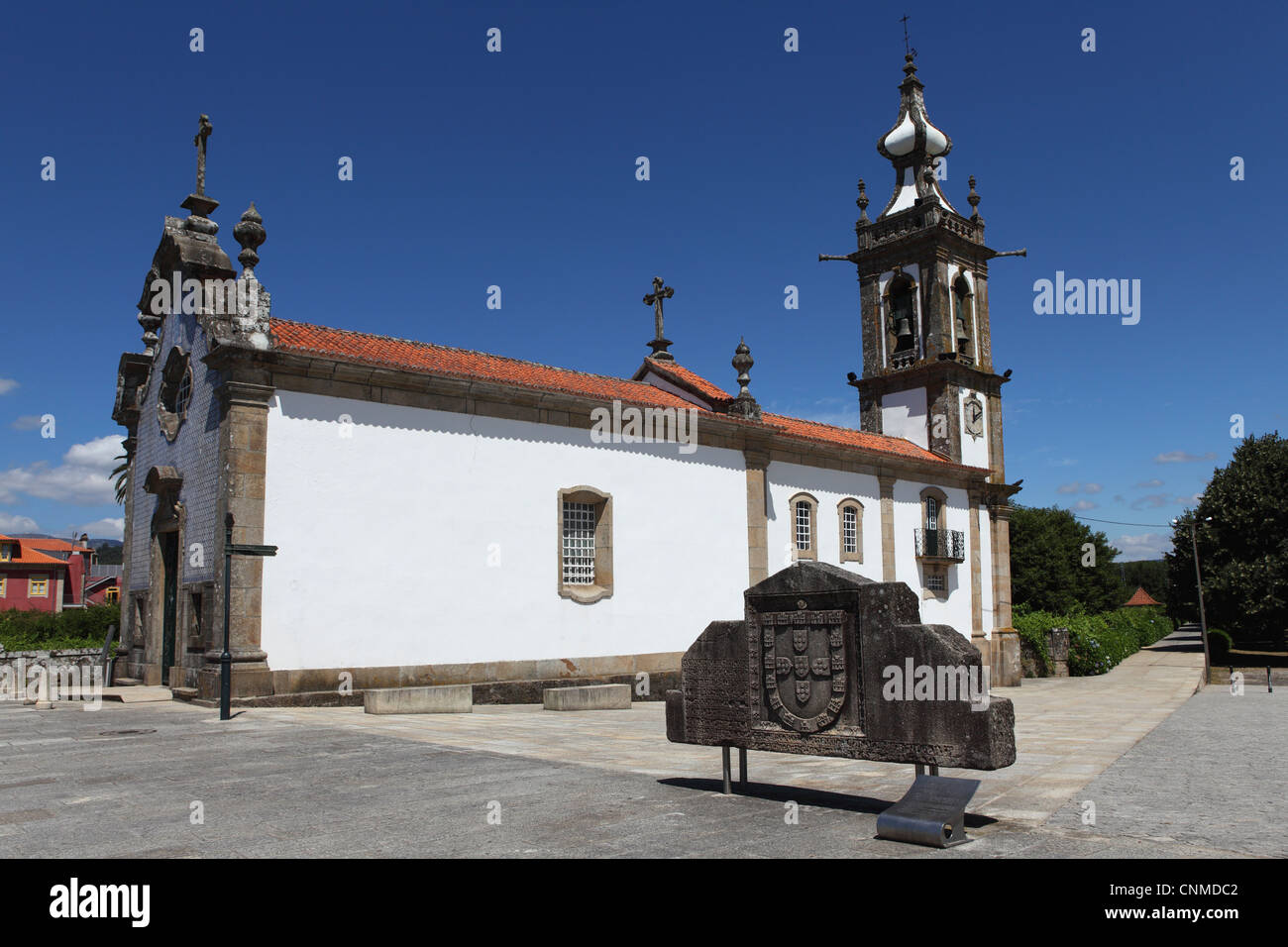 Il Portogallo stemma reale al di fuori del convento del XV secolo di San Antonio chiesa a Ponte de Lima, Minho, Portogallo, Europa Foto Stock