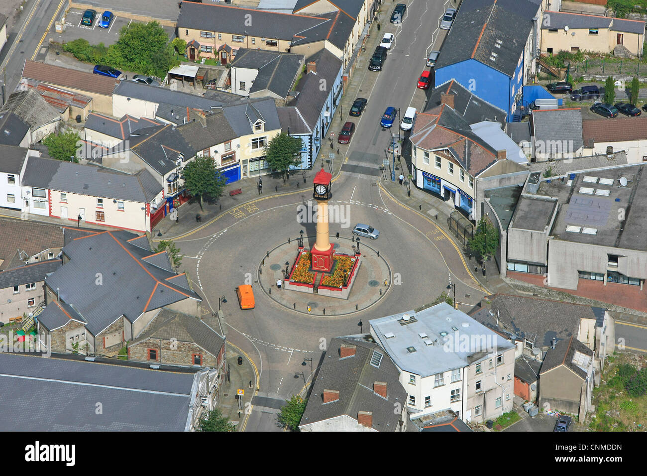Foto aerea di Tredegar Town Center e il cerchio con orologio della città. Foto Stock