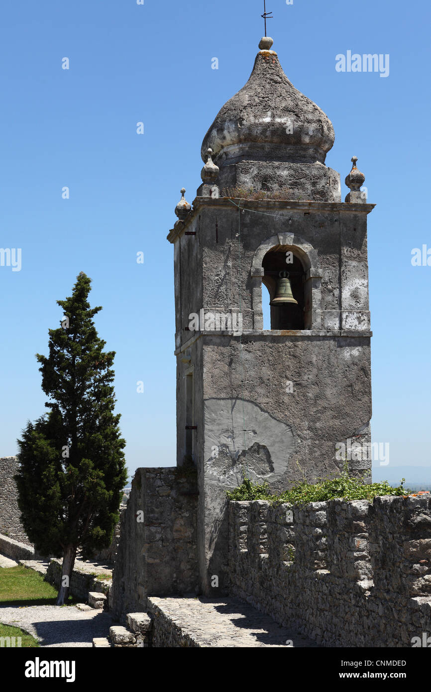 Torre campanaria sulle pareti del castello, originariamente una residenza reale a Montemor-o-Velho, Beira Litoral, Portogallo, Europa Foto Stock