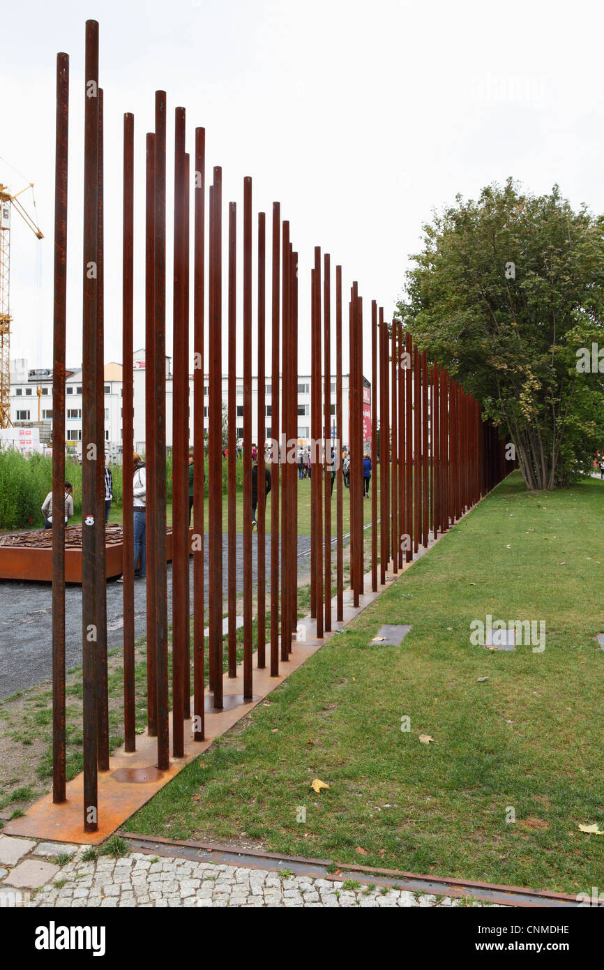 Pali metallici tracciare il contorno del demolito muro di Berlino (1961 al 1989) a Bernauerstrasse, Berlino, Germania, Europa Foto Stock