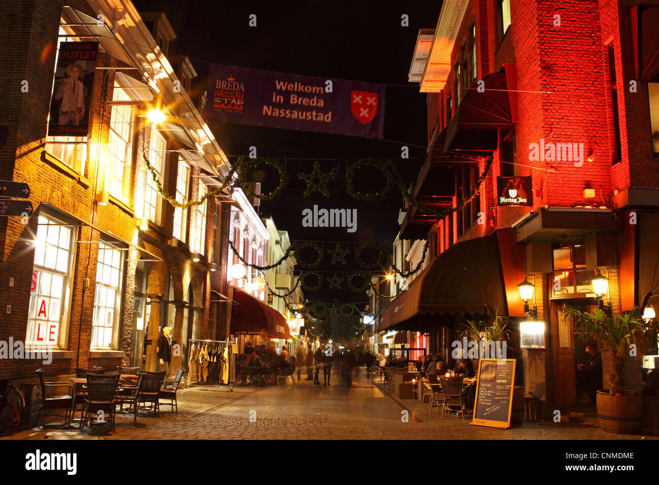 Affollati bars e ristoranti di notte su Halstraat a Breda, Noord-Brabant, Paesi Bassi, Europa Foto Stock