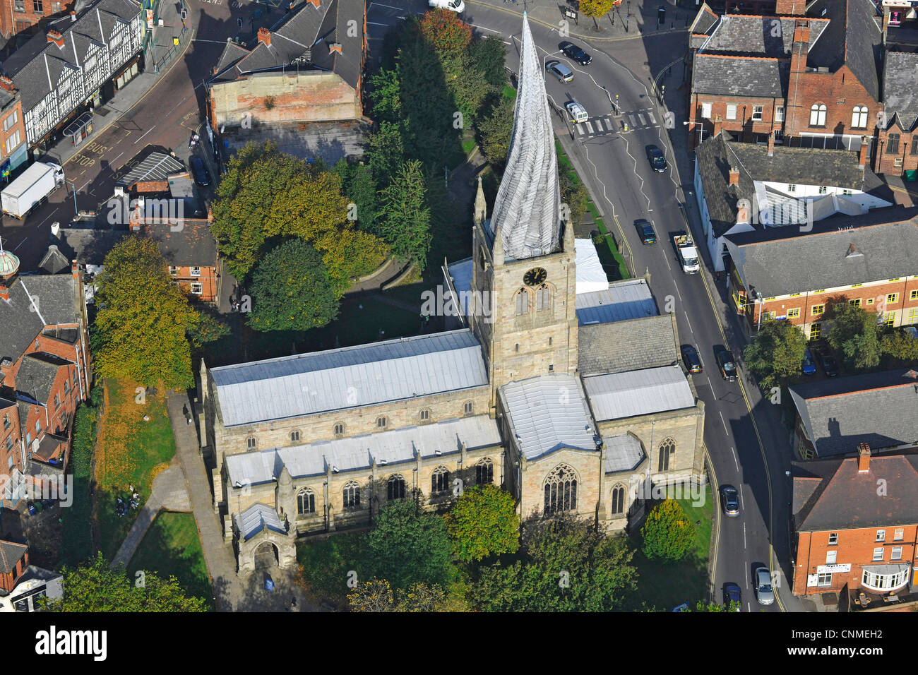 Fotografia aerea mostra la chiesa di Santa Maria e a tutti i santi in Chesterfield con la sua guglia ritorto. Foto Stock