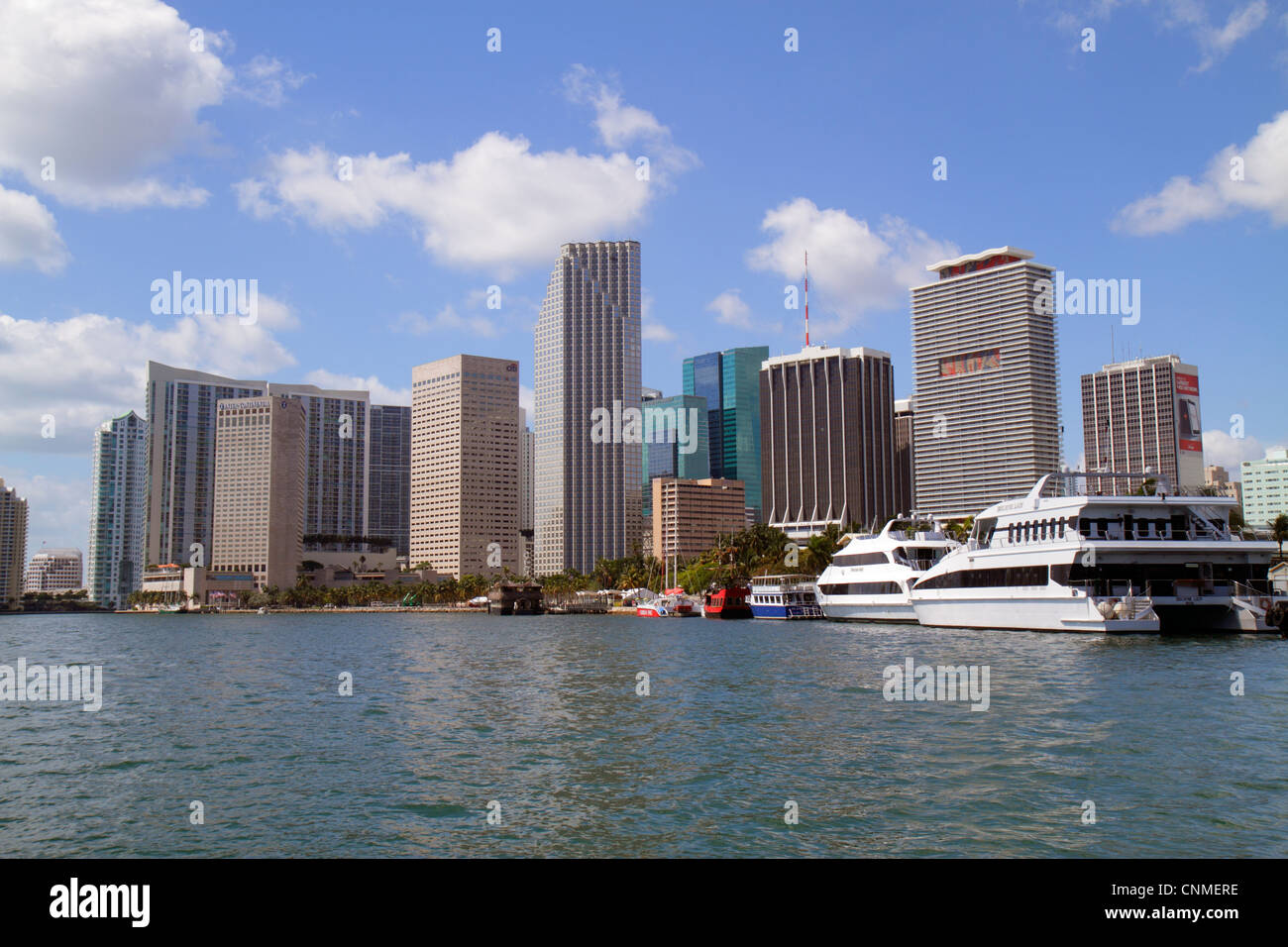 Miami Florida,Biscayne Bay,Downtown skyline,ufficio,condominio appartamento residenziale appartamenti edificio edifici alloggio,skyline città,hotel,barche,w Foto Stock