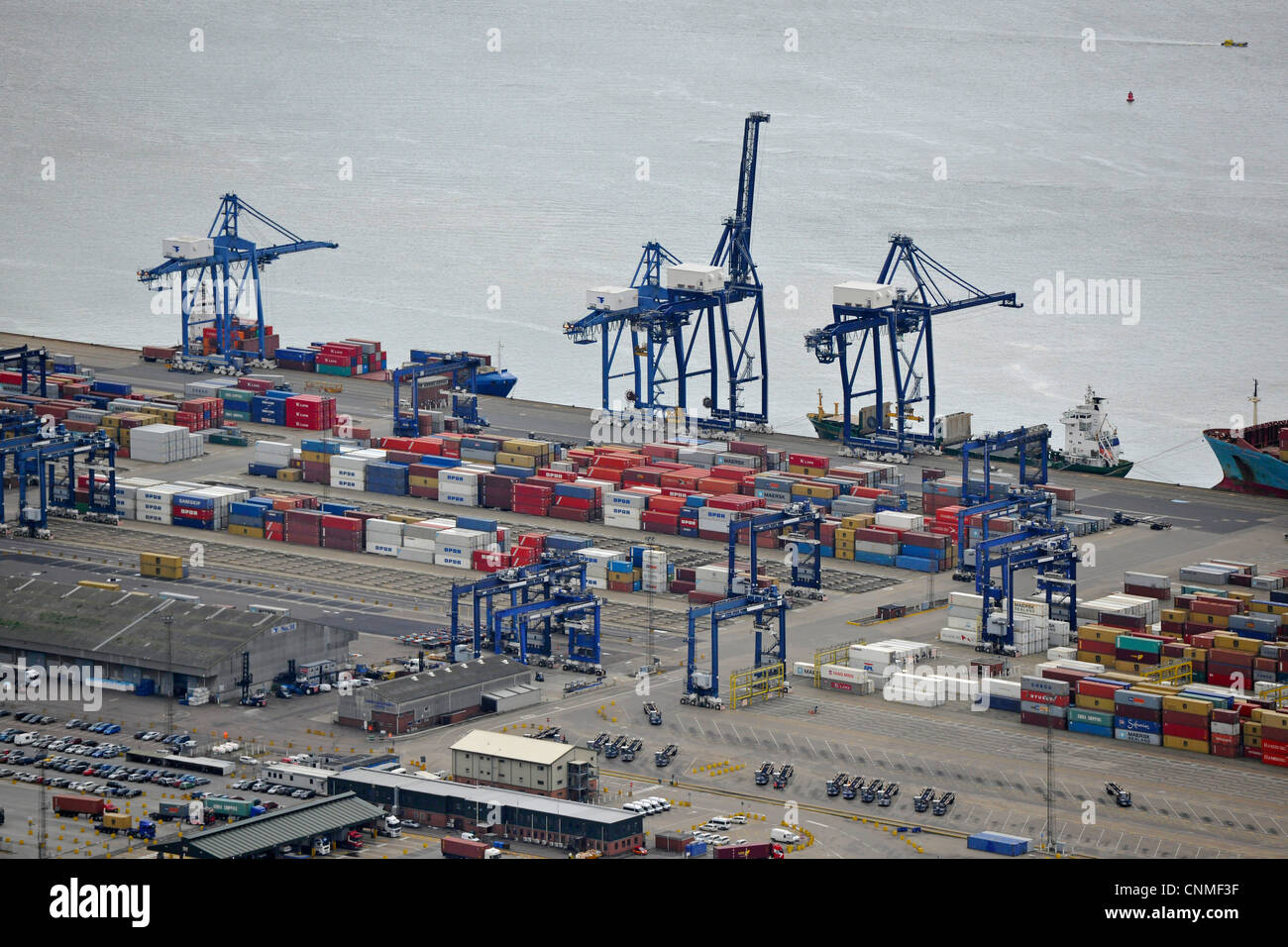 Fotografia aerea di Felixstowe Docks con contenitori di spedizione, gru e navi in dock. Foto Stock