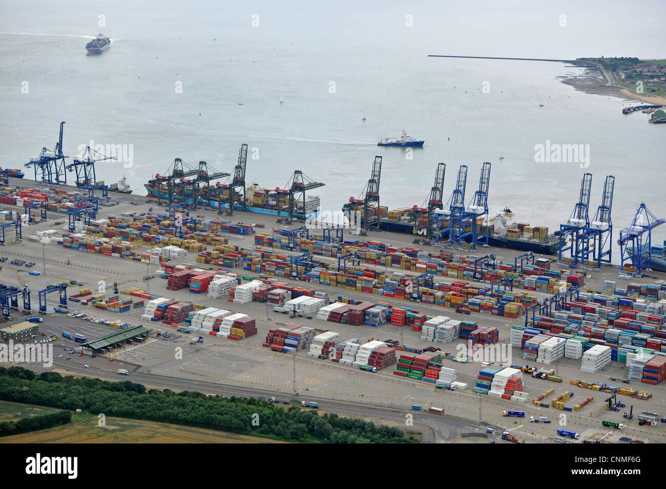 Fotografia aerea mostra Felixstowe docks con contenitori di spedizione, gru e navi in porto. Foto Stock