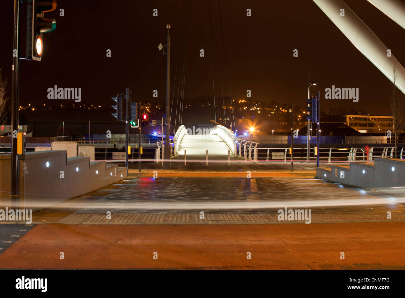 Newport millennium footbridge Varcando il fiume Usk a notte. Foto Stock