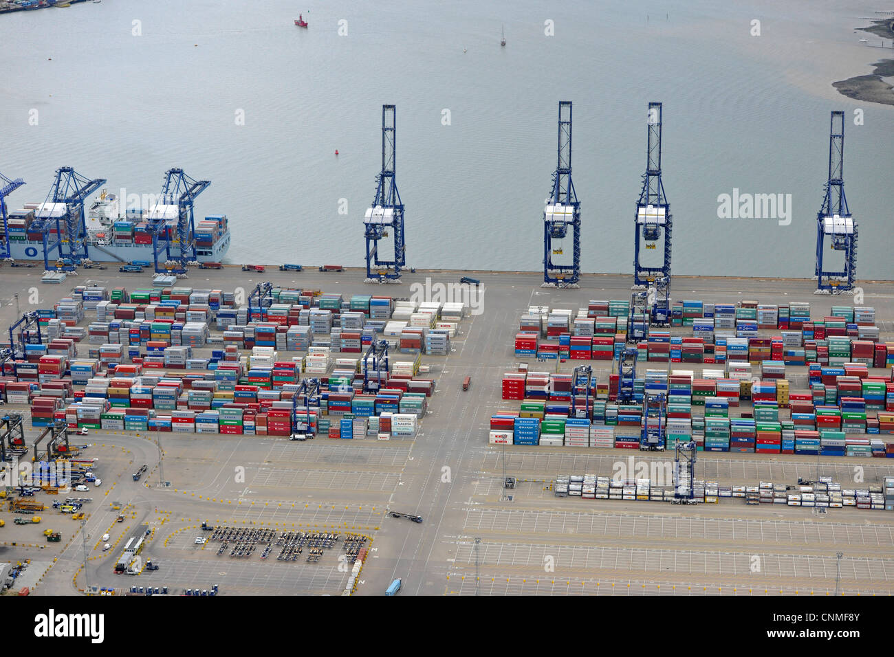 Fotografia aerea mostra Felixstowe Docks con contenitori di spedizione e gru. Foto Stock