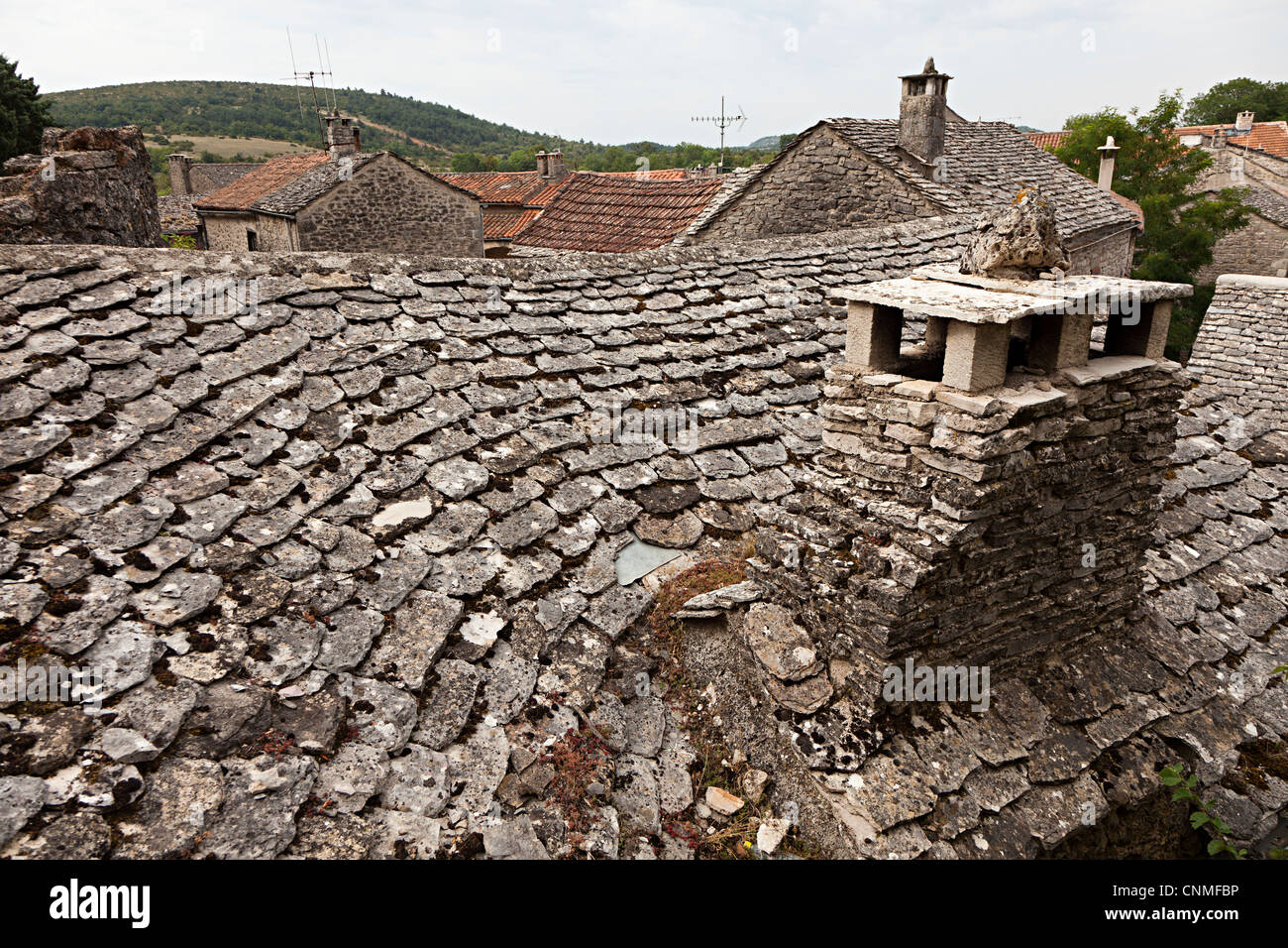 Camino di pietra e tegole sul tetto della città dei templari, Cite de La Couvertoirade, Aveyron, Francia Foto Stock