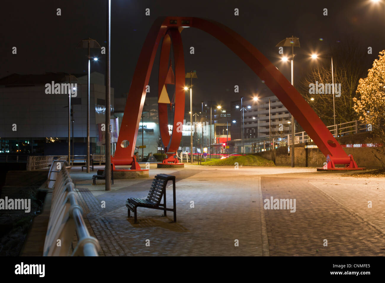 La scultura in onda sul fiume Usk waterfront di notte, Newport, Galles, UK. Foto Stock