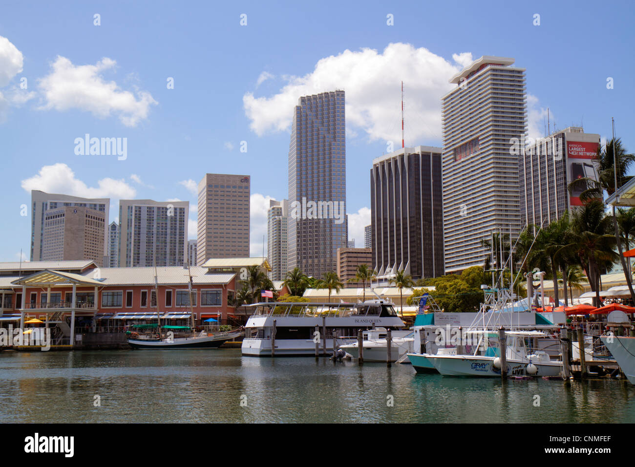 Miami Florida, Biscayne Bay, Bayside Marketplace Marina, skyline del centro, edifici per uffici, skyline della città, grattacielo alto grattacielo grattacieli edificio Foto Stock