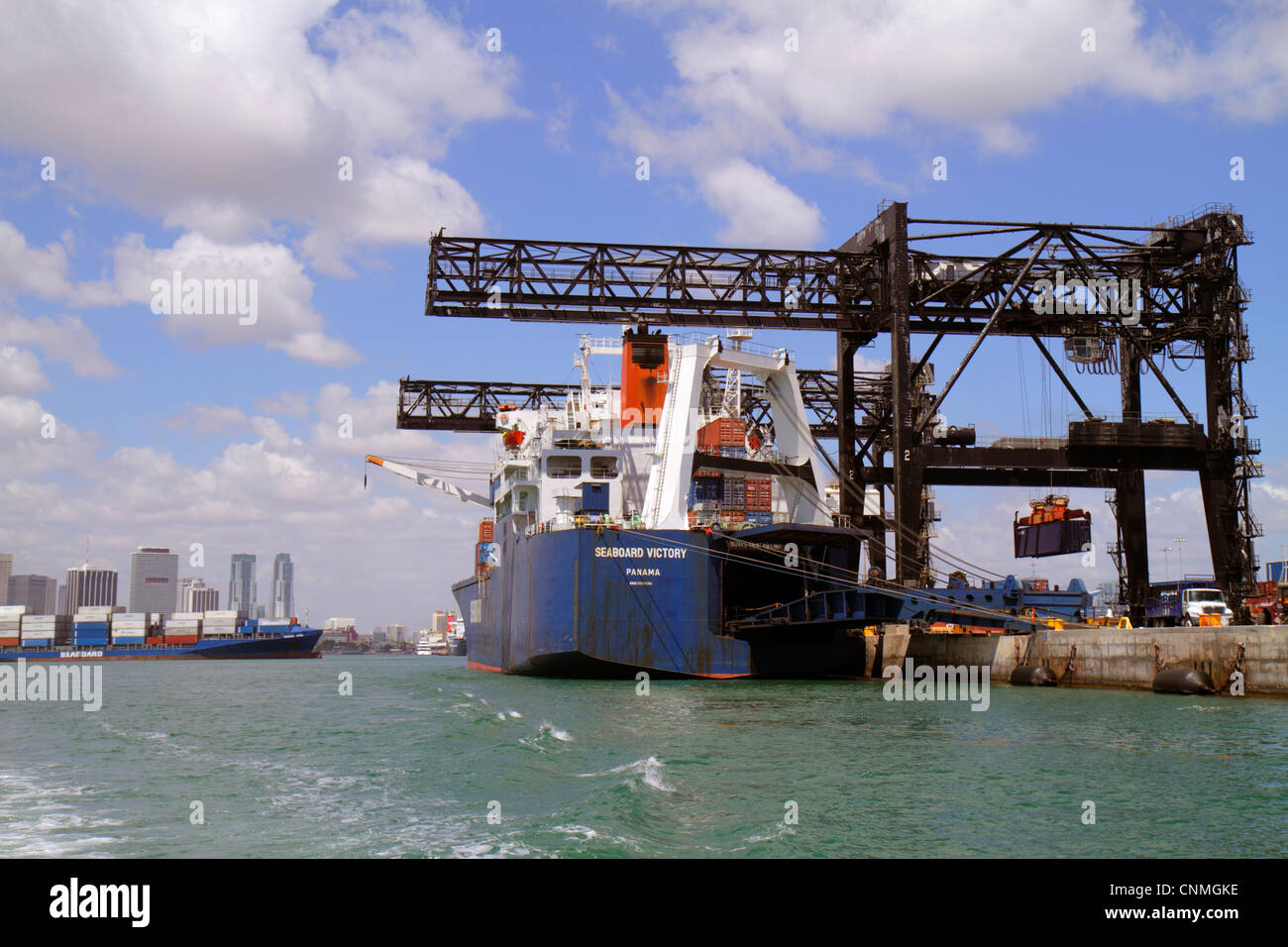 Miami Florida, Biscayne Bay, Porto di Miami, Dodge Island, nave container cargo, gru, mare, barca, skyline della città, FL120331186 Foto Stock