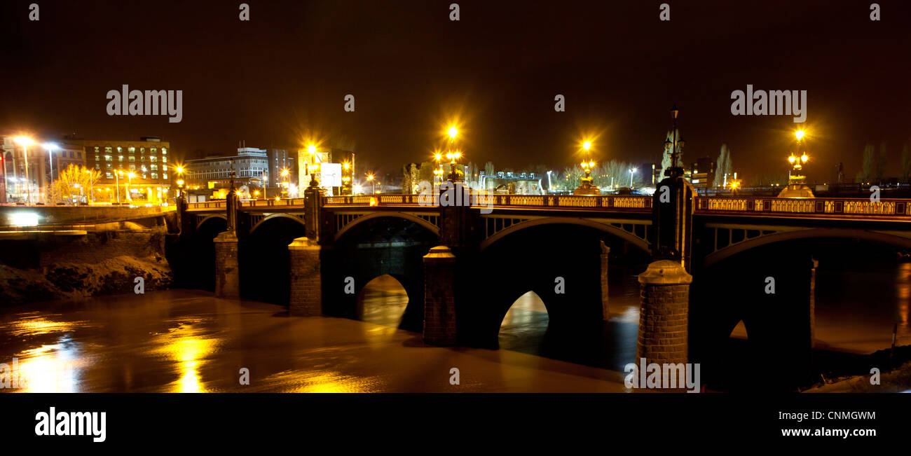 Newport città ponte che attraversa il fiume Usk a notte tempo. Foto Stock