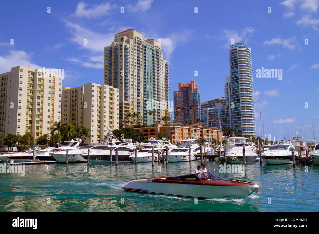 Miami Beach Florida,Biscayne Bay Water,Miami Beach,Marina,alto livello,condominio lungomare,residenziale,appartamento,appartamenti,appartamento,appartamenti,edificio,edificio Foto Stock