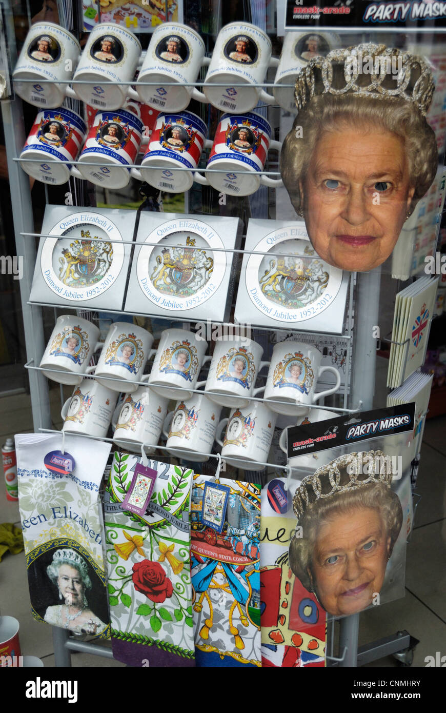 Negozio finestra Visualizzazione dei souvenir appiccicoso che commemora il giubileo di diamante della regina Elisabetta II, London, Regno Unito Foto Stock