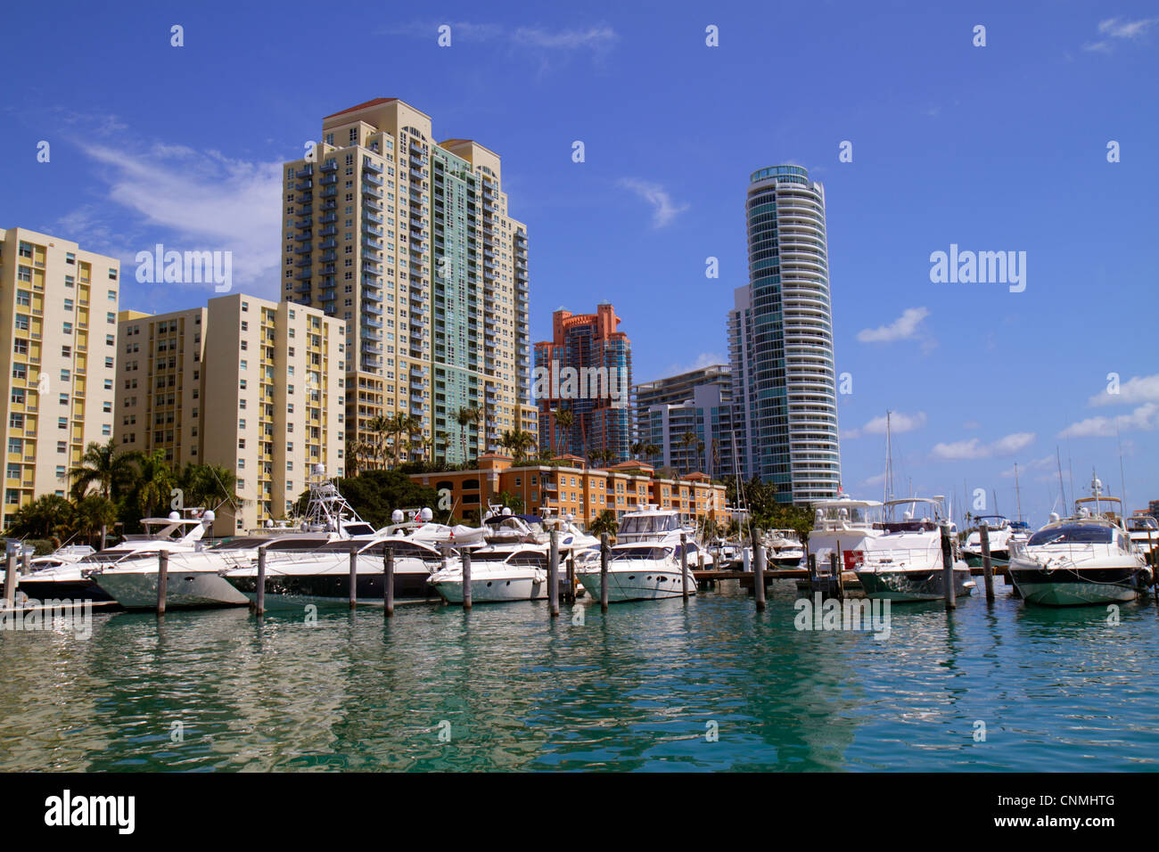 Miami Beach Florida,Biscayne Bay,Miami Beach,Marina,alto,condominio fronte mare,residenziale,appartamento,appartamento,appartamento,edificio,edifici,cielo della città Foto Stock