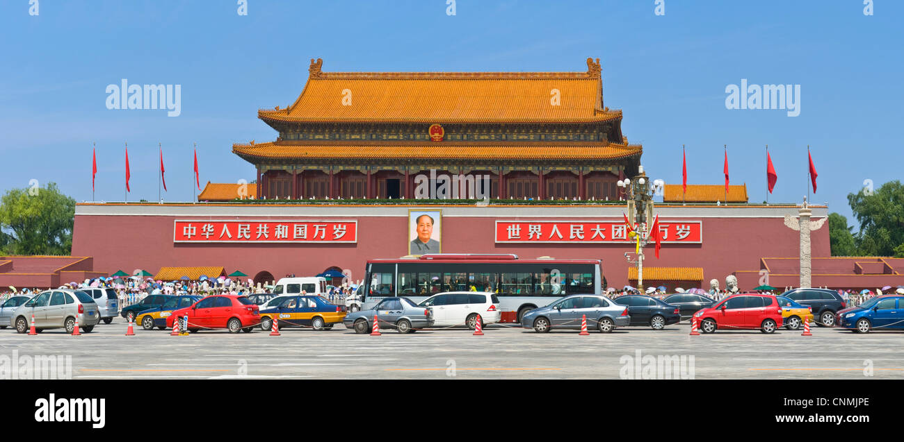 A 2 foto panoramiche di cucitura di Tiananmen Gate - il principale accesso alla Città Proibita presi da piazza Tiananmen. Foto Stock