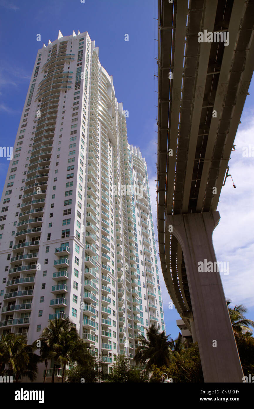 Miami Florida,Miami River,Brickell on the River,alto edificio,condominio residenziale appartamenti edificio edifici alloggio,Metrorail,ponte,tre Foto Stock