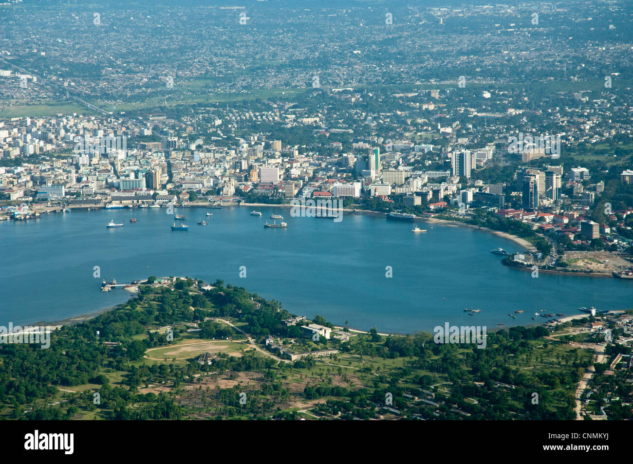 Baia del porto di Dar es Salaam, vista aerea, Tanzania Foto Stock