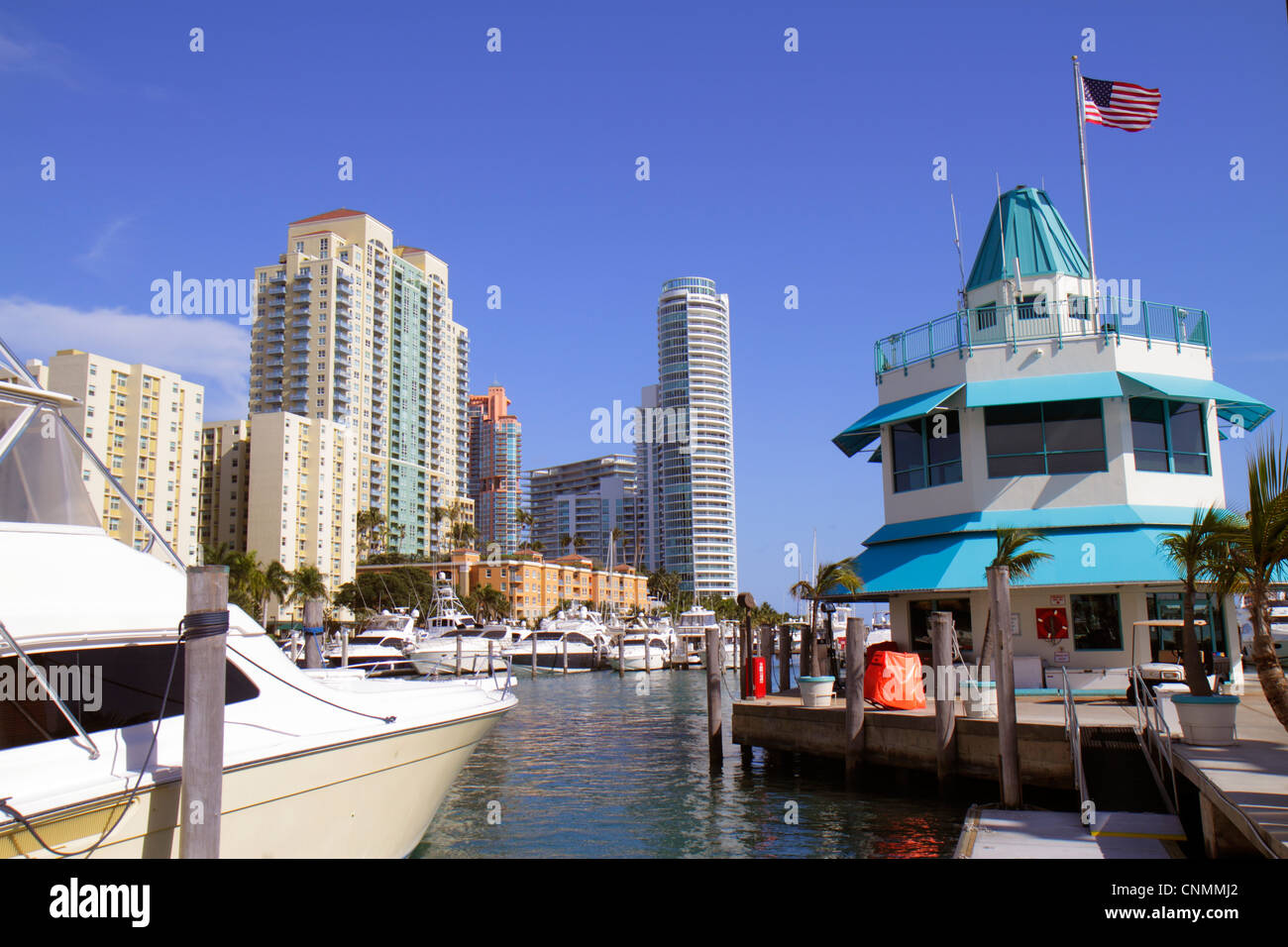 Miami Beach Florida, Biscayne Bay Water, Miami Beach, Marina, alto edificio, edifici condominali, skyline cittadino, Yacht Club, Murano, Portofino, dockmaste Foto Stock
