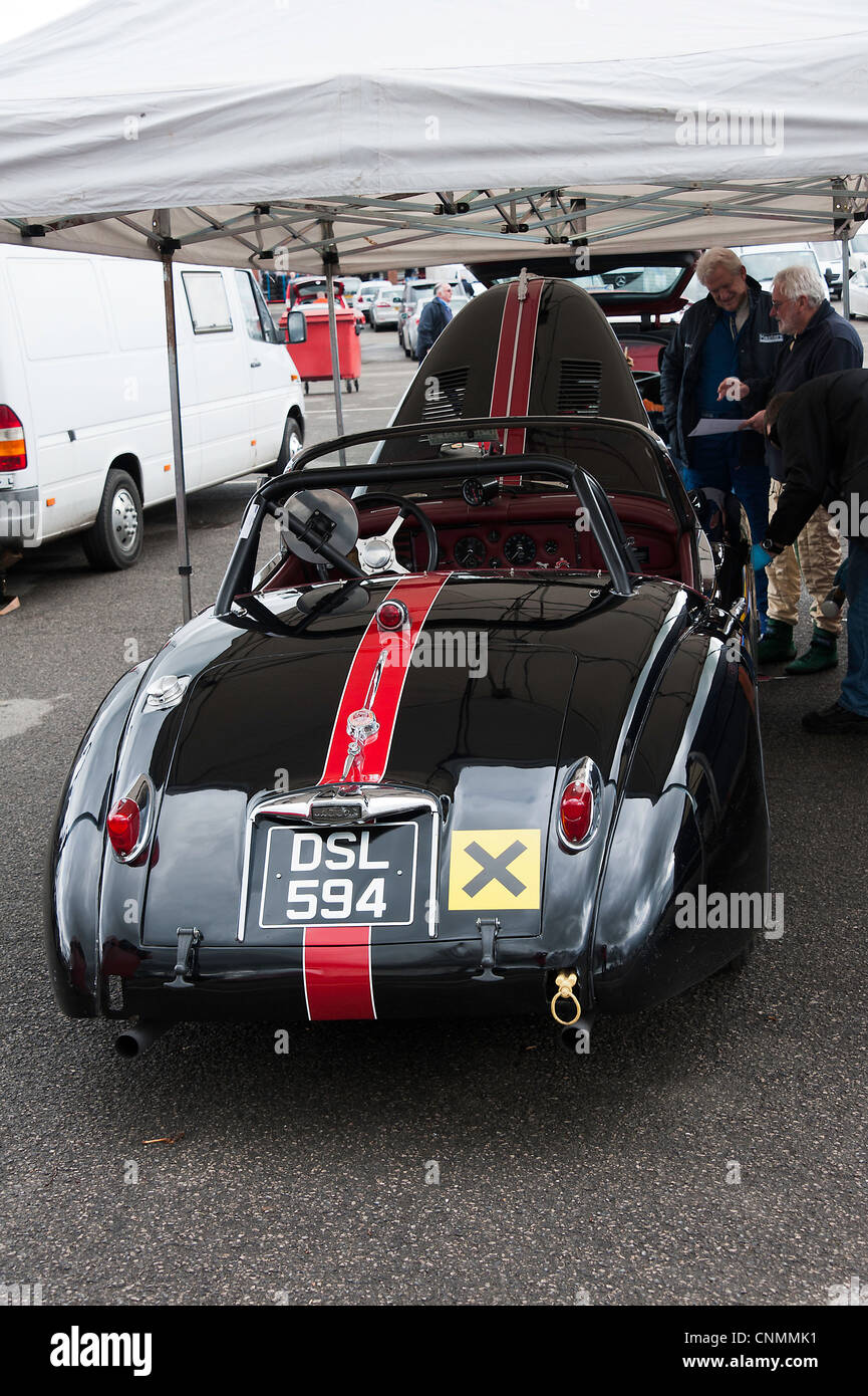 Black Jaguar XK150 Sport Race Car nel paddock di Oulton Park Motor Racing circuito Cheshire England Regno Unito Regno Unito Foto Stock