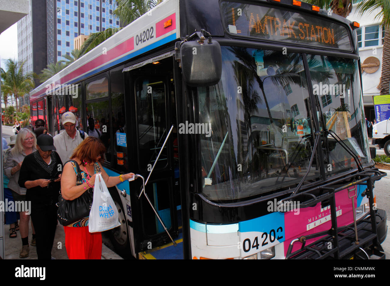 Miami Beach Florida, Lincoln Road Mall, Miami Dade Metrobus, autobus pubblico, pullman, passeggeri, passeggeri, passeggeri, passeggeri, imbarco, ingresso, visitatori viaggi Foto Stock