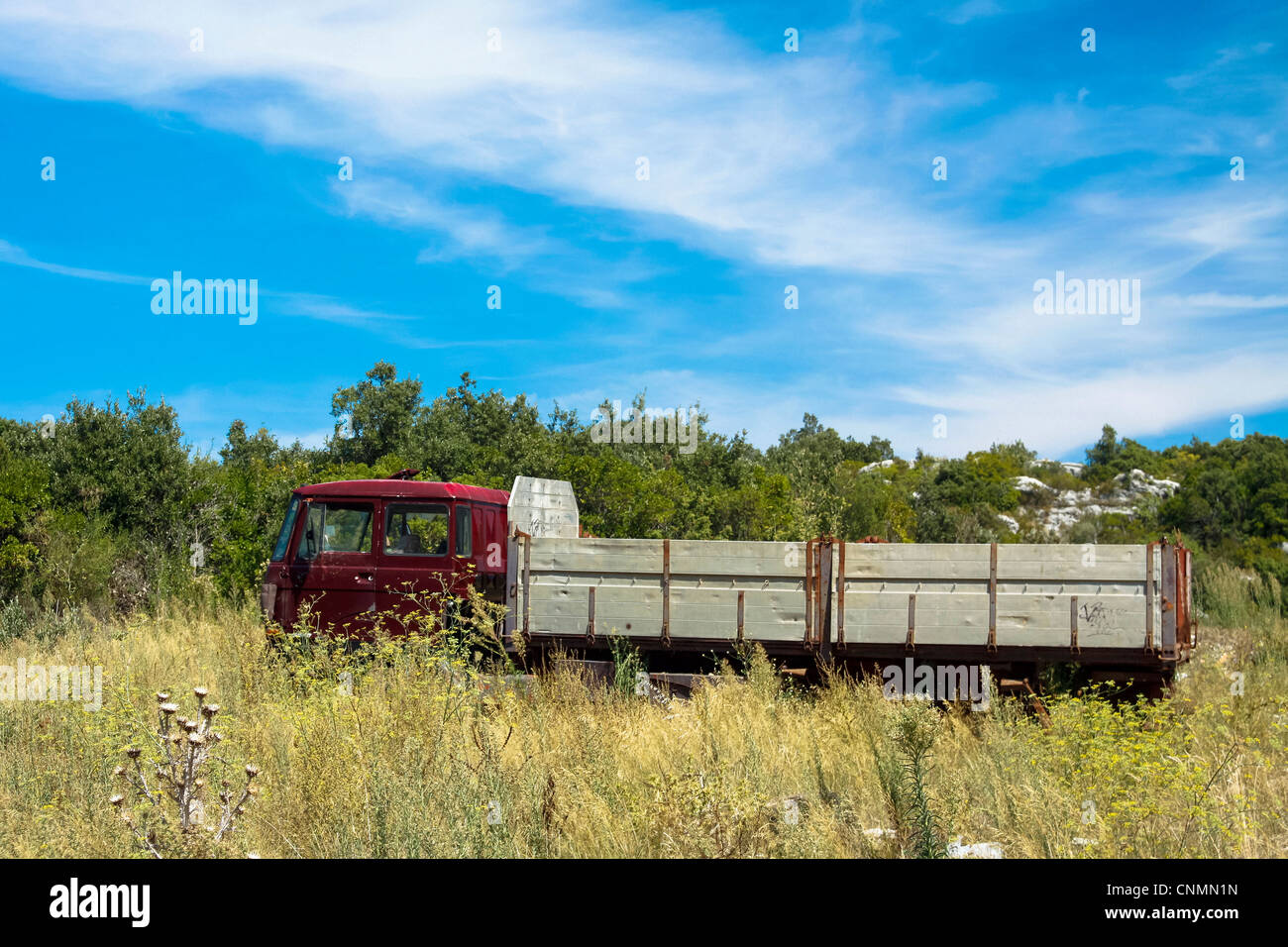 Vecchio carrello decadendo su smaltimento dei rifiuti nei pressi di Trpanj, Croazia Foto Stock