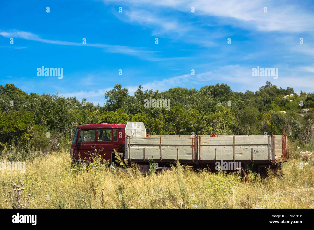 Vecchio carrello decadendo su smaltimento dei rifiuti nei pressi di Trpanj, Croazia Foto Stock